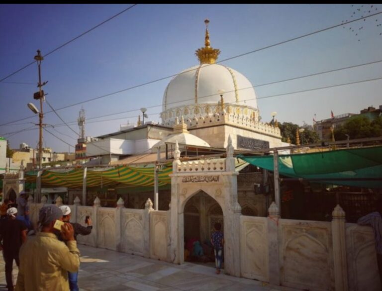 अजमेर शरीफ दरगाह विवाद: क्या यह शिव मंदिर की भूमि पर बनी है?