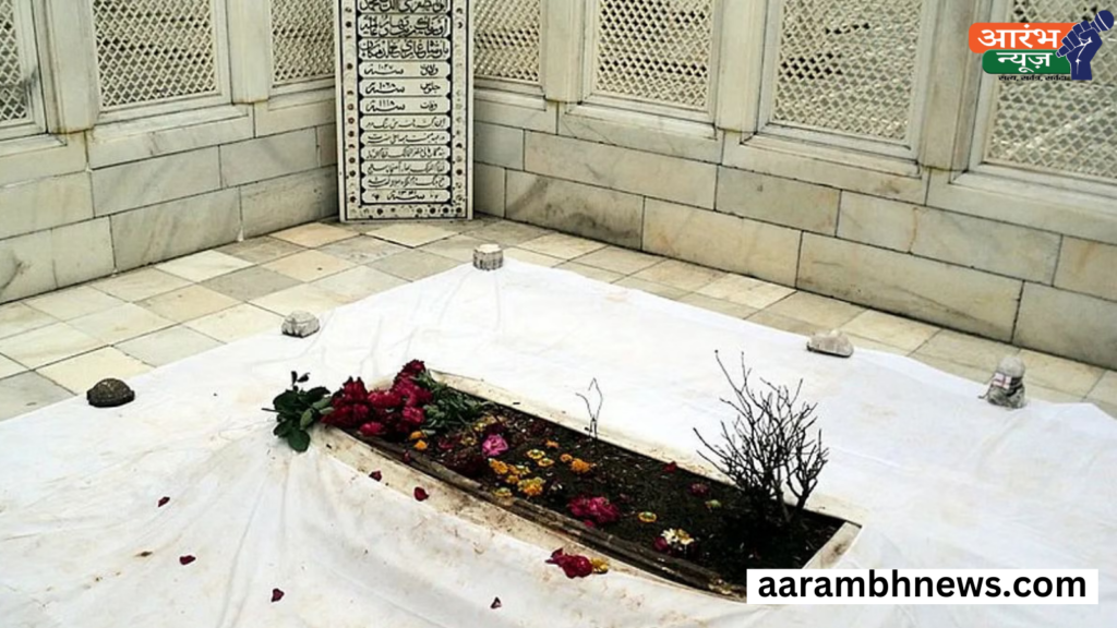 Aurangzeb tomb controversy: औरंगजेब के मकबरे को हटाने की मांग के बीच बढ़ाई गयी सुरक्षा, हर वक़्त छह पुलिसकर्मी रहेंगे तैनात 1 Aurangzeb tomb controversy