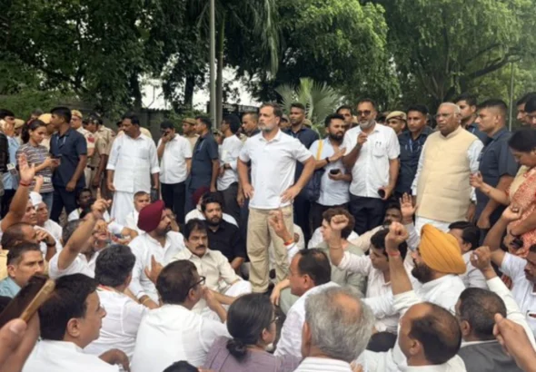 Rahul Gandhi Protest: PM Residence के बहार राहुल-प्रियंका का धरना, छात्रों पर लाठीचार्ज के विरोध में प्रदर्शन, कई कांग्रेस नेता हिरासत में
