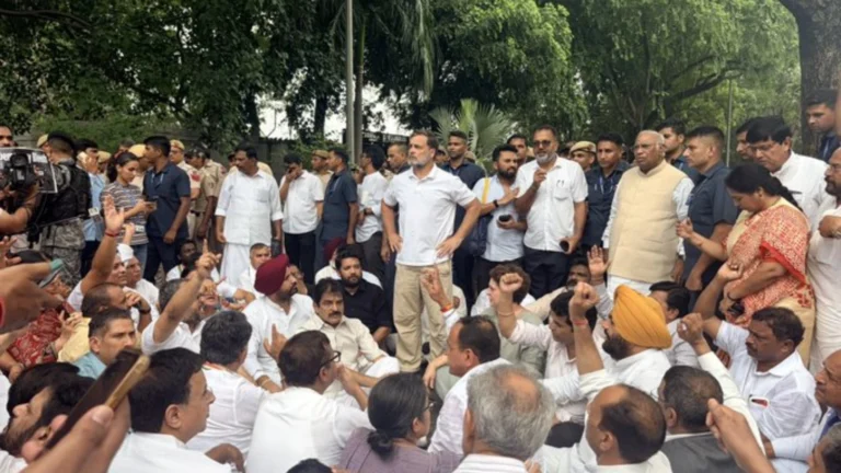 Rahul Gandhi Protest: PM Residence के बहार राहुल-प्रियंका का धरना, छात्रों पर लाठीचार्ज के विरोध में प्रदर्शन, कई कांग्रेस नेता हिरासत में