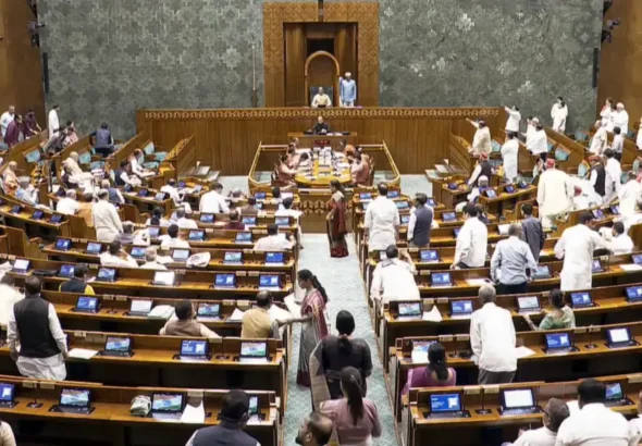Parliament Deadlock: गतिरोध के बीच राहुल गाँधी से मिले किरेन रिजिजू, विपक्ष का अमित शाह के खिलाफ प्रदर्शन