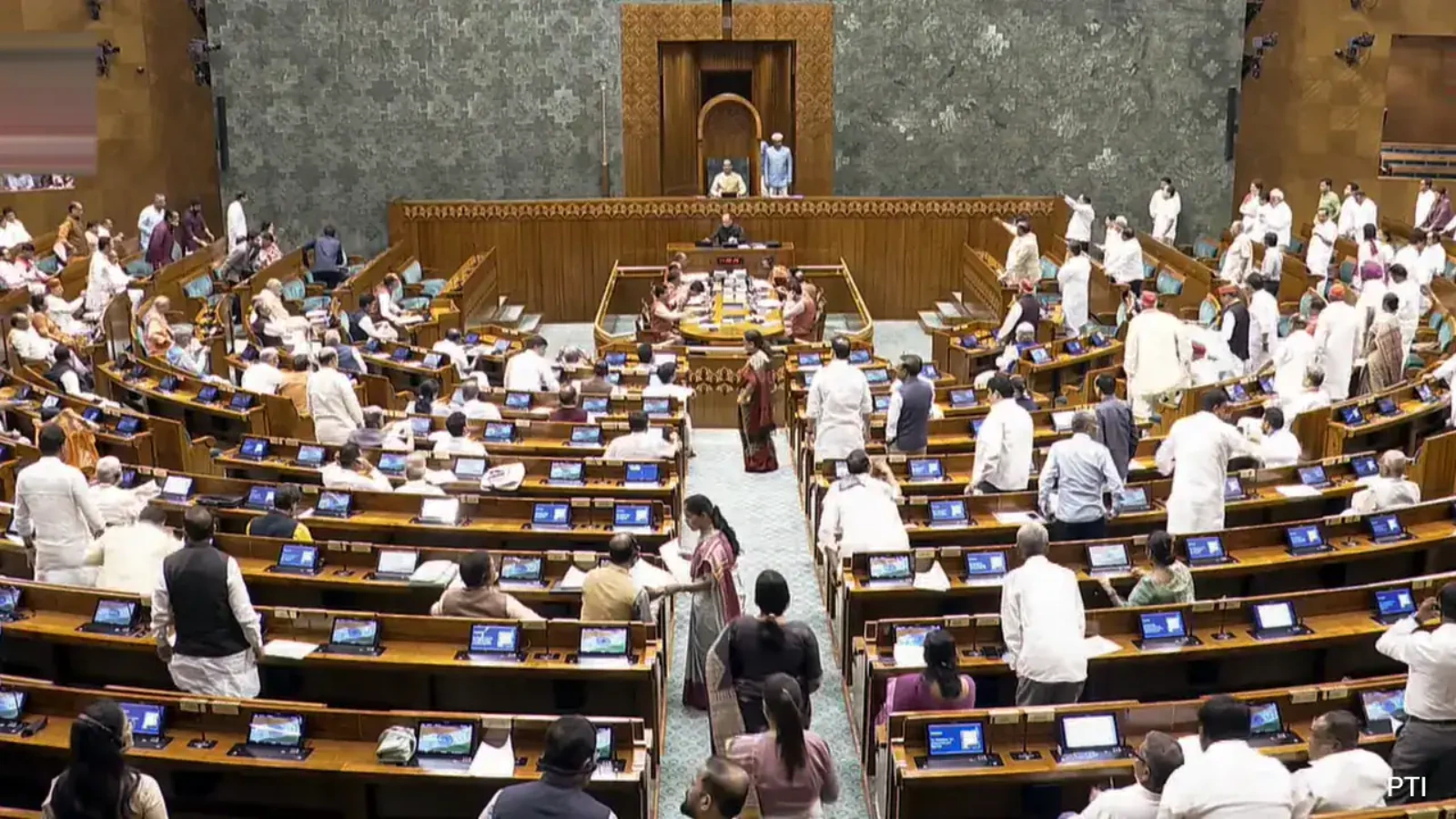 Parliament Deadlock: गतिरोध के बीच राहुल गाँधी से मिले किरेन रिजिजू, विपक्ष का अमित शाह के खिलाफ प्रदर्शन